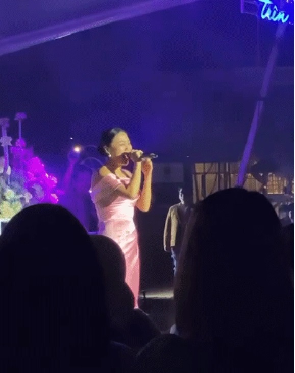 Chuyên nghiệp, Văn Mai Hương vẫn bất lực trước sự cố đột ngột trên sân khấu. Ảnh internet Chuyên nghiệp, Văn Mai Hương vẫn bất lực trước sự cố đột ngột trên sân khấu. Ảnh internet