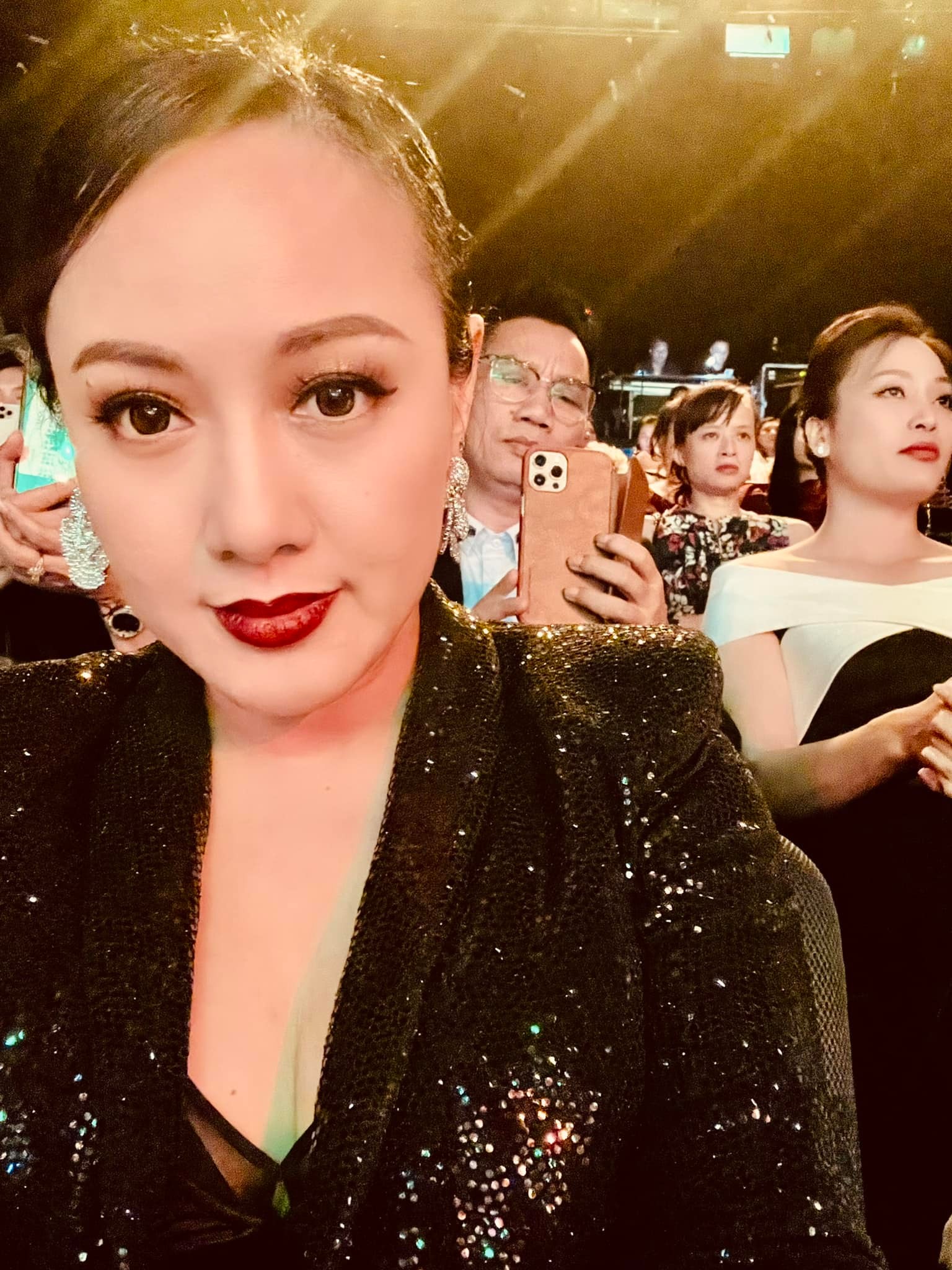 Màn 'lột xác' chưa từng thấy của BTV Hoài Anh sau khi rời Thời sự 19h Màn 'lột xác' chưa từng thấy của BTV Hoài Anh sau khi rời Thời sự 19h