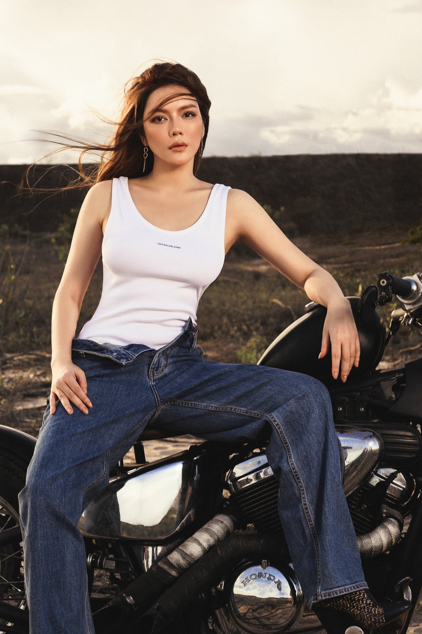 Lý Nhã Kỳ tung bộ ảnh 'nóng bỏng tay' với mốt quần không kéo khóa. Ảnh internet