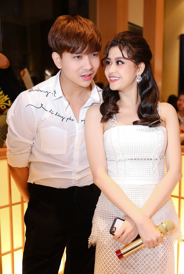 Dù ly hôn nhưng Tim và Trương Quỳnh Anh vẫn ứng xử văn minh, cùng nhau quan tâm nuôi con trai khôn lớn. Ảnh internet Dù ly hôn nhưng Tim và Trương Quỳnh Anh vẫn ứng xử văn minh, cùng nhau quan tâm nuôi con trai khôn lớn. Ảnh internet