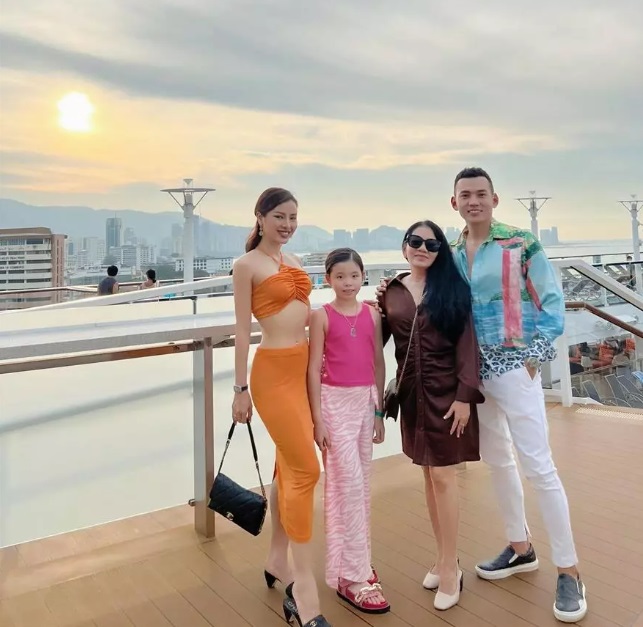 'Cô dâu 88 cây vàng' mặc hớ hênh, mẹ chồng vẫn vô tư trước phong cách thiếu vải của con dâu. Ảnh internet