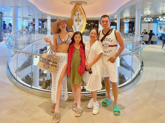 Phương Trinh Jolie khá thân thiết với mẹ chồng. Ảnh internet