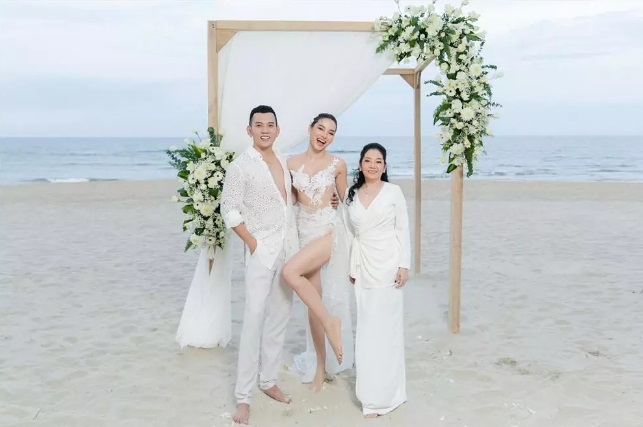 Phương Trinh Jolie - Lý Bình cùng mẹ chồng trong ngày cưới. Ảnh internet