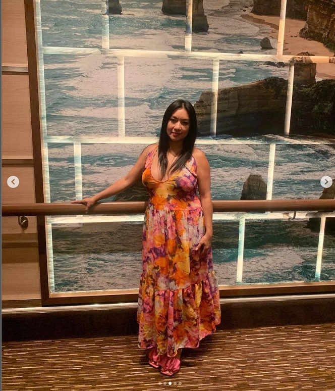 'Biểu tượng gợi cảm' Y Phụng diện áo trễ nải để lộ vòng 1 xuống cấp. Ảnh internet