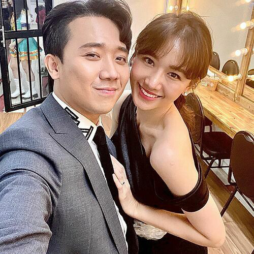 Trấn Thành hạnh phúc bên Hari Won. Ảnh internet