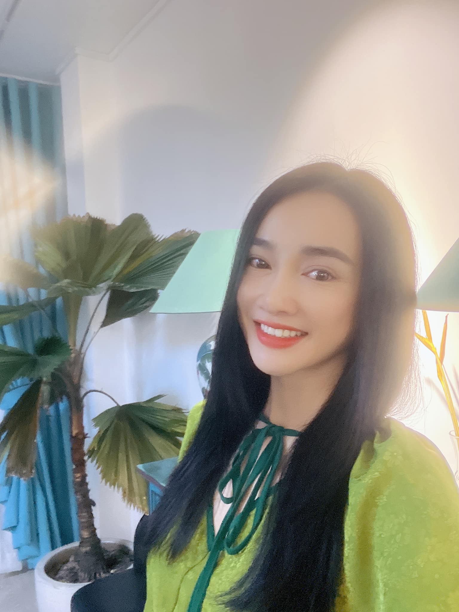 Ở những bức ảnh tự đăng, Nhã Phương khá xinh đẹp, có thể do lỗi trang điểm và ánh sáng khiến bà xã Trường Giang bị già hơn trên livestream. Ảnh internet