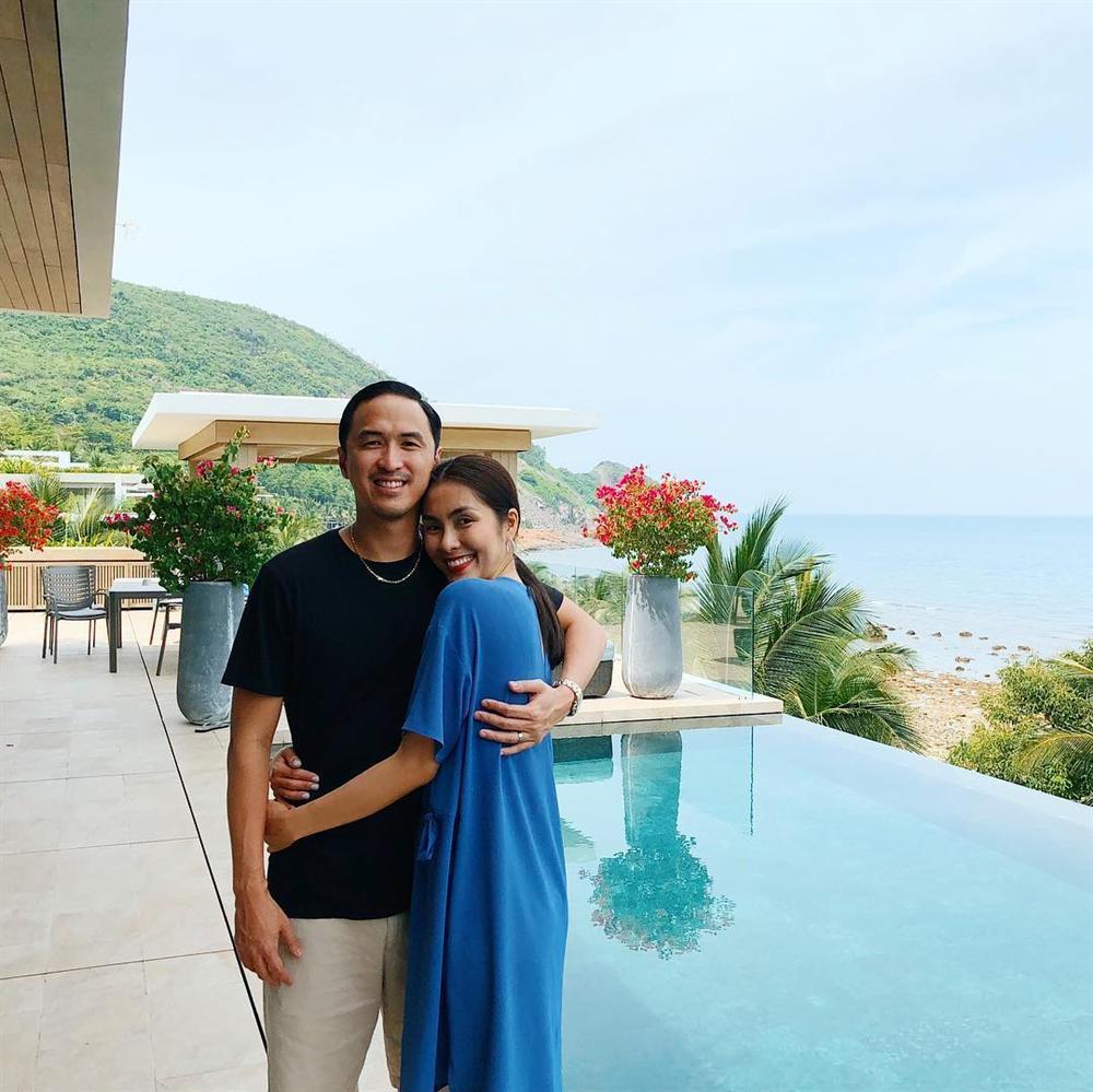 Vợ chồng Hà Tăng - Louis Nguyễn vẫn ngọt ngào như ngày đầu mới yêu. Ảnh internet