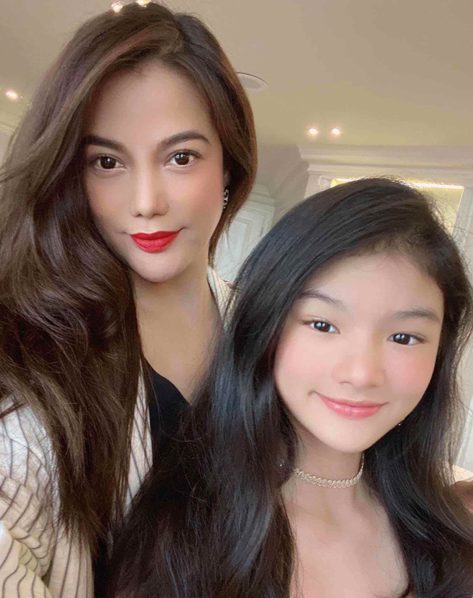 Cả Trương Ngọc Ánh và Trần Bảo Sơn đều rất cưng chiều cô con gái nhỏ. Ảnh internet