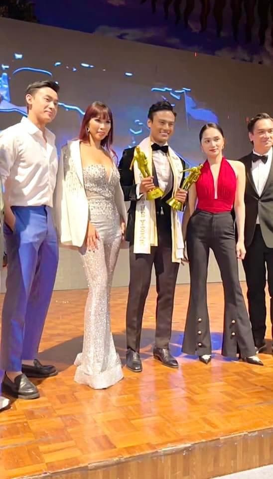 Hương Giang vui vẻ chụp cùng đồng nghiệp. Ảnh internet