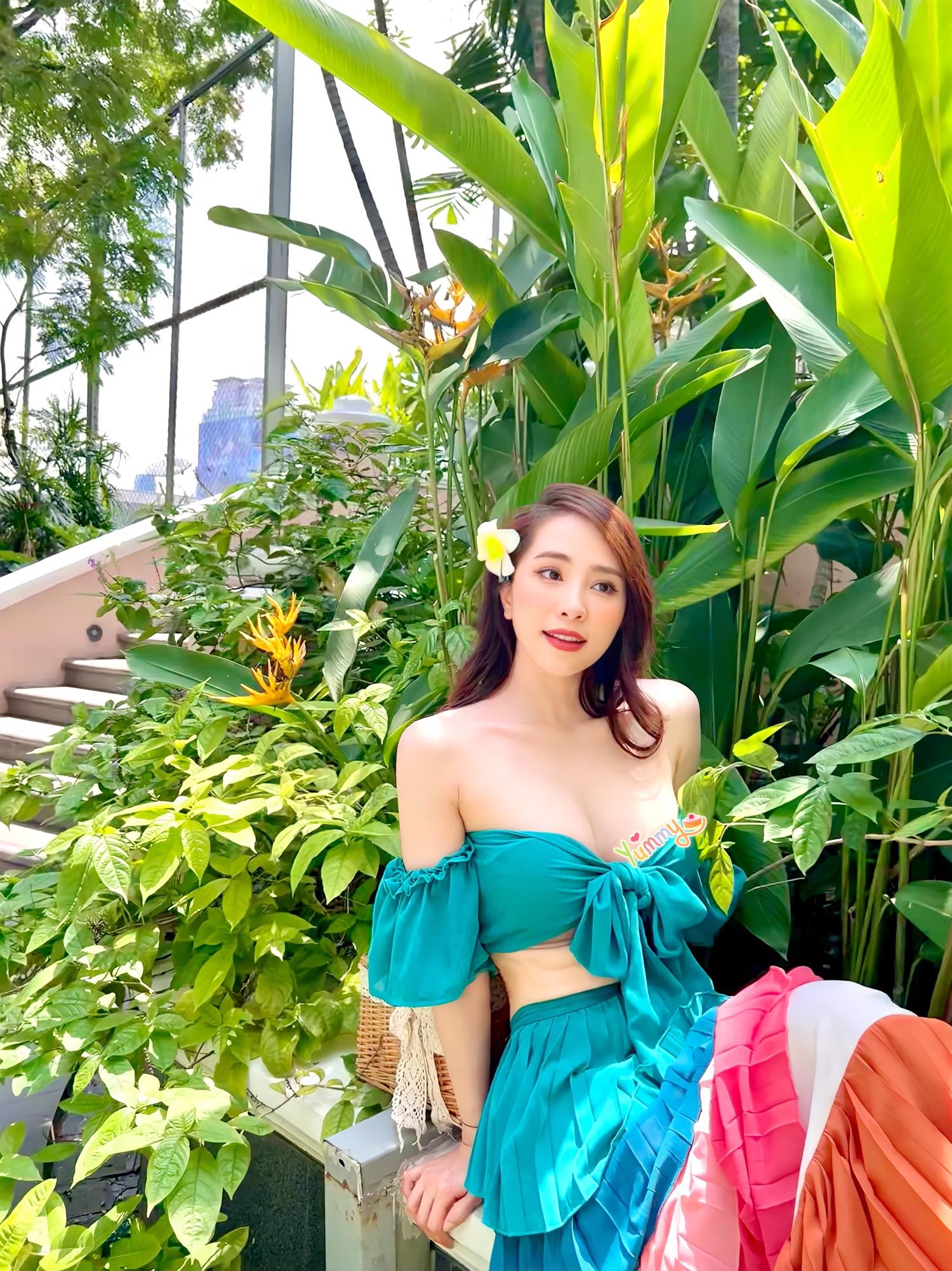 Quỳnh Nga phải dùng icon để che vị trí nhạy cảm. Ảnh internet