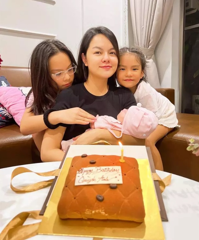 Phạm Quỳnh Anh bên ba cô công chúa đáng yêu. Ảnh internet Phạm Quỳnh Anh bên ba cô công chúa đáng yêu. Ảnh internet