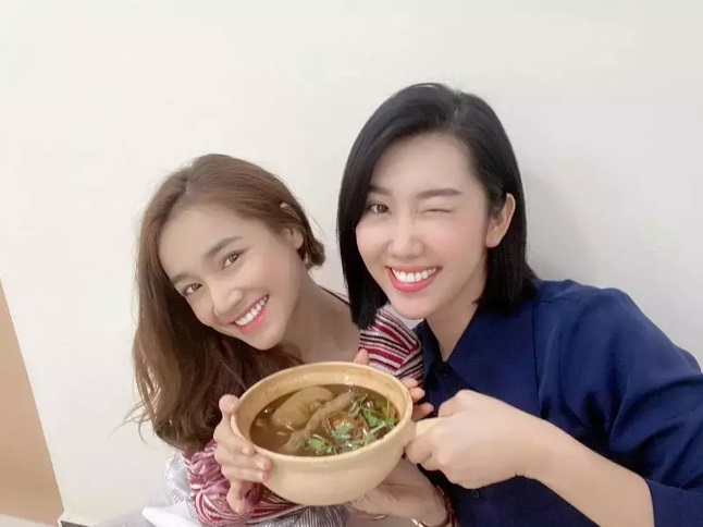Khuyết điểm này khiến Nhã Phương nhìn già hơn Thúy Ngân khá nhiều. Ảnh internet Khuyết điểm này khiến Nhã Phương nhìn già hơn Thúy Ngân khá nhiều. Ảnh internet