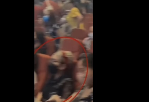 Việt Hương bịt kín âm thầm đến ủng hộ Hoài Linh. Ảnh internet