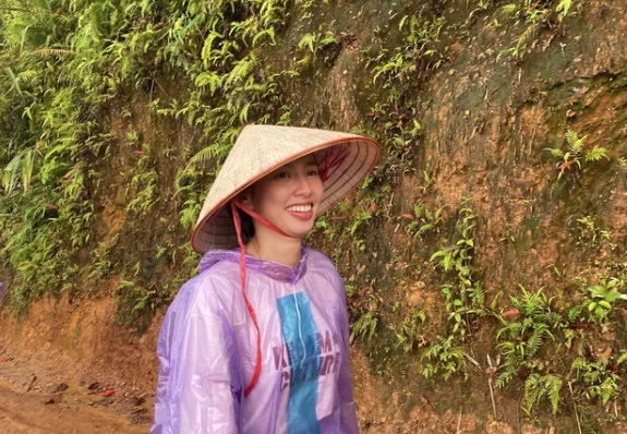 Hoa hậu Thùy Tiên trong chuyến từ thiện tại Sơn La giữa nghi vấn 'bán hoa'. Ảnh internet Hoa hậu Thùy Tiên trong chuyến từ thiện tại Sơn La giữa nghi vấn 'bán hoa'. Ảnh internet