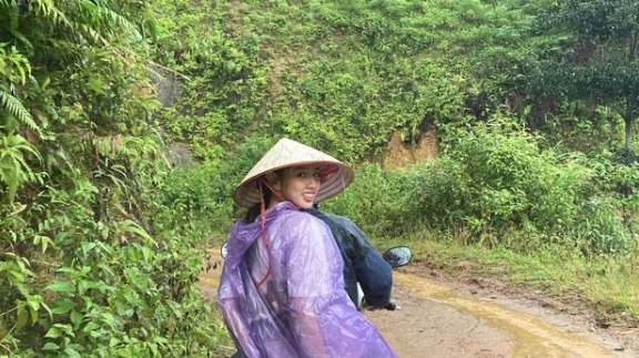 Thùy Tiên không ngại di chuyển quãng đường khá xấu để đến nơi làm từ thiện. Ảnh internet Thùy Tiên không ngại di chuyển quãng đường khá xấu để đến nơi làm từ thiện. Ảnh internet