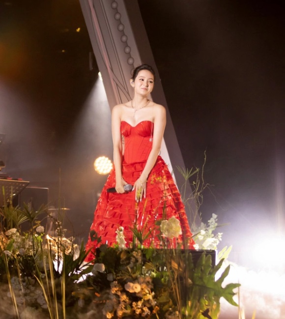 Hiền Hồ tái xuất sau thời gian ở ẩn vì ồn ào với đại gia đã có vợ khiến cư dân mạng tranh cãi. Ảnh internet