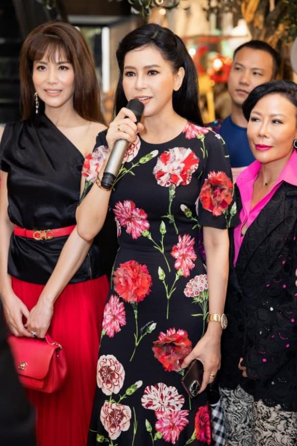 Mẹ chồng Hà Tăng đẹp lấn át dàn người đẹp xung quanh. Ảnh internet Mẹ chồng Hà Tăng đẹp lấn át dàn người đẹp xung quanh. Ảnh internet
