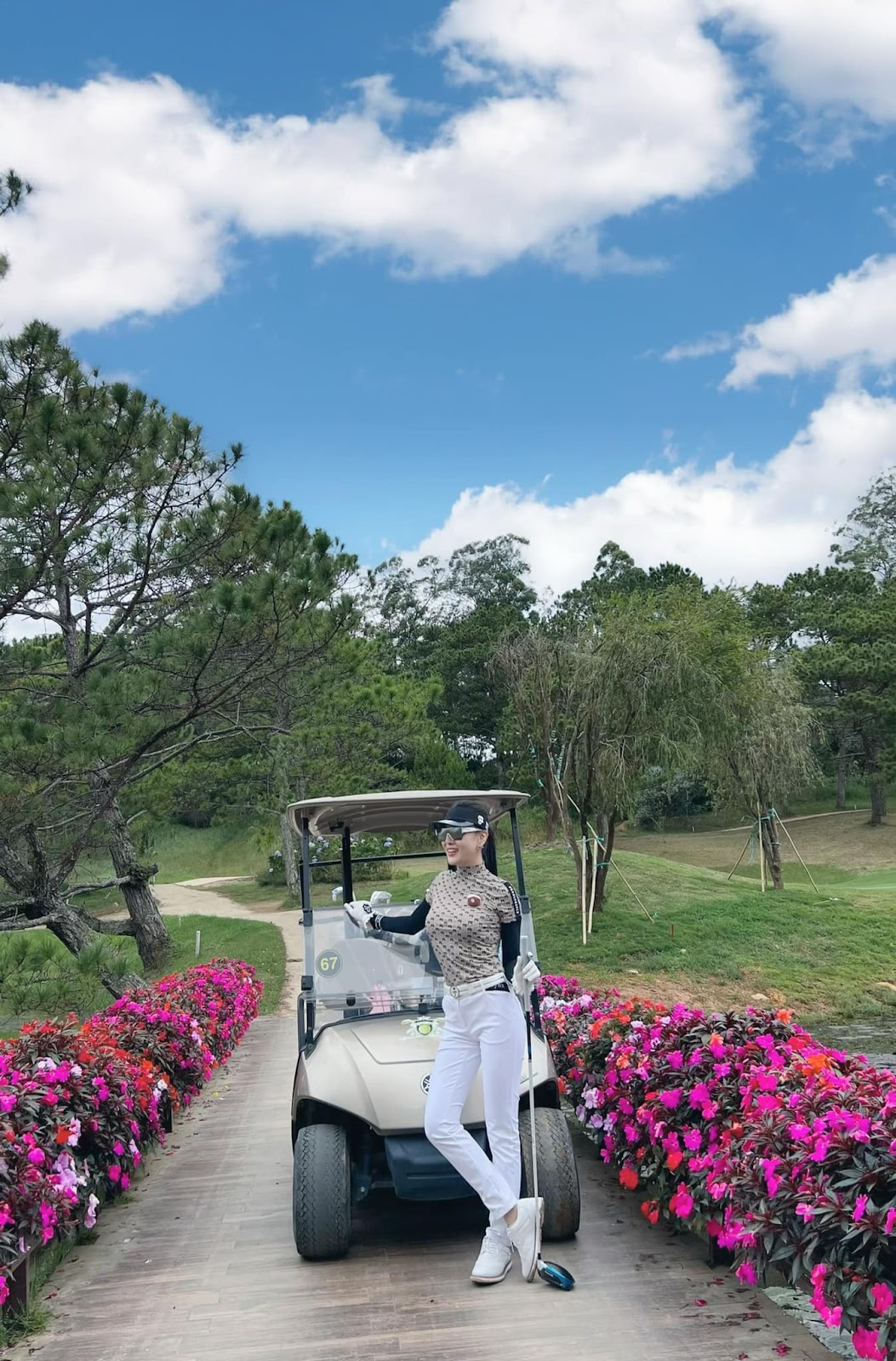 Phương Oanh vui vẻ đi đánh golf với Shark Bình. Ảnh internet