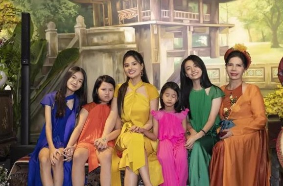 Vũ Thu Phương vẫn xinh đẹp, trẻ trung qua camera thường. Ảnh internet Vũ Thu Phương vẫn xinh đẹp, trẻ trung qua camera thường. Ảnh internet