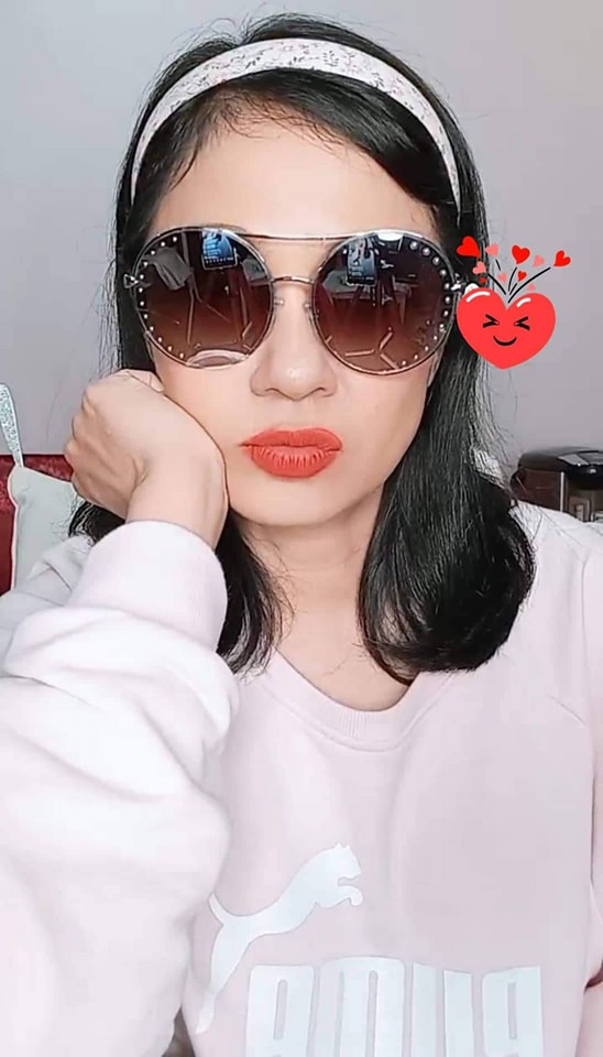 'Biểu tượng sắc đẹp' Việt Trinh vẫn vô tư khoe ảnh trẻ trung mặc bị chê bai. Ảnh internet 'Biểu tượng sắc đẹp' Việt Trinh vẫn vô tư khoe ảnh trẻ trung mặc bị chê bai. Ảnh internet