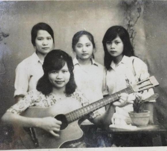 NS Minh Vượng bên bạn bè khi còn trẻ. Ảnh internet