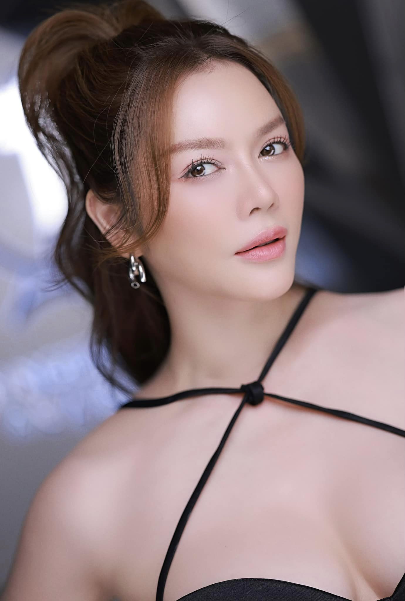 Lý Nhã Kỳ khoe vòng một căng tròn. Ảnh internet