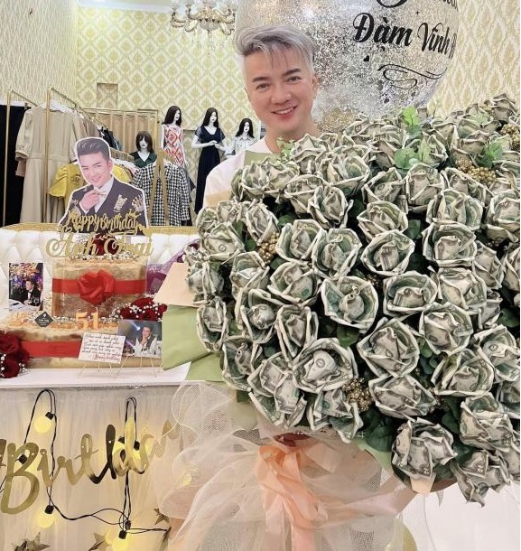 Bó hoa bằng tiền đô Đàm Vĩnh Hưng được tặng. Ảnh internet