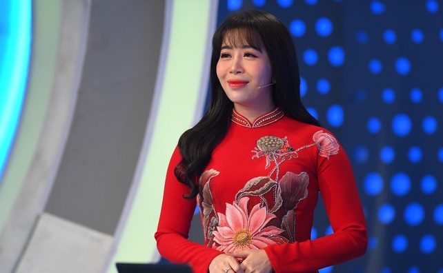 MC Diệp Chi xúc động chứng kiến đồng nghiệp đứng không vững vì gió quật giữa tâm bão. Ảnh internet MC Diệp Chi xúc động chứng kiến đồng nghiệp đứng không vững vì gió quật giữa tâm bão. Ảnh internet