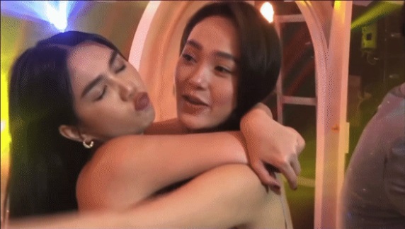 Quá chén, Ngọc Trinh liên tục có hành động mất kiểm soát khiến Minh Hằng cảm thấy ngượng ngùng. Ảnh internet Quá chén, Ngọc Trinh liên tục có hành động mất kiểm soát khiến Minh Hằng cảm thấy ngượng ngùng. Ảnh internet