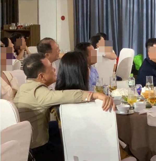 Shark Bình dẫn Phương Oanh đi sự kiện của công ty, cả hai công khai tình cảm bên nhau. Ảnh internet