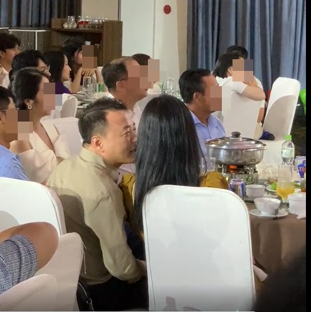 Shark Bình liên tục có hành động thân mật với Phương Oanh. Ảnh internet