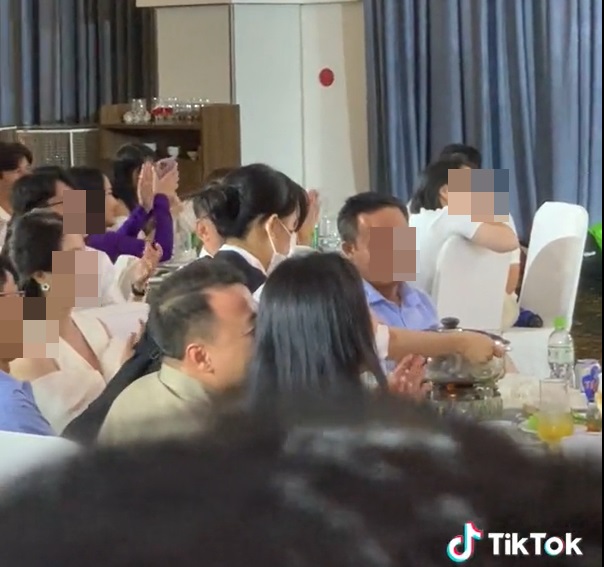 Shark Bình không ngại gần gũi bạn gái trước nhân viên. Ảnh internet