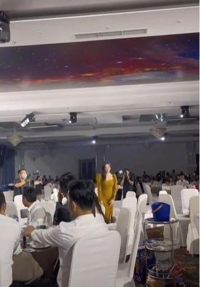 Được bạn trai giới thiệu, Phương Oanh đứng lên chào mọi người. Ảnh internet