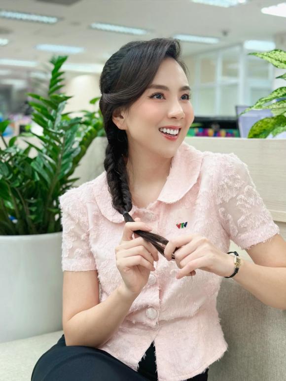 Không cần lên đồ lộng lẫy, MC Mai Ngọc vẫn khiến người đối diện khó rời mắt. Ảnh internet Không cần lên đồ lộng lẫy, MC Mai Ngọc vẫn khiến người đối diện khó rời mắt. Ảnh internet