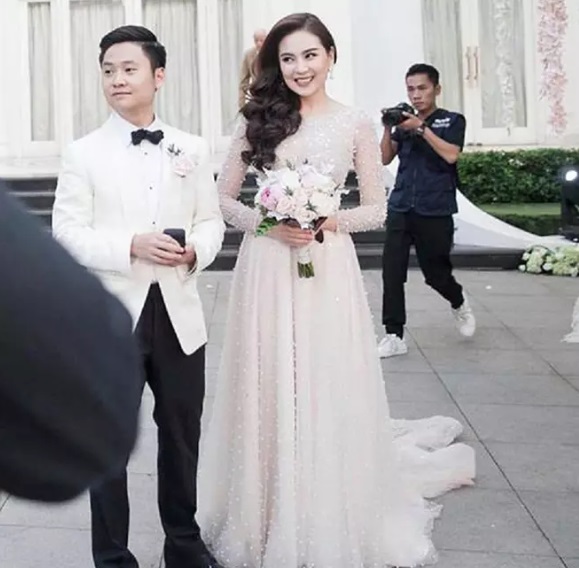 MC Mai Ngọc bên người chồng giàu có, cả hai đã có 10 năm bên nhau trước khi quyết định về chung một nhà. Ảnh internet MC Mai Ngọc bên người chồng giàu có, cả hai đã có 10 năm bên nhau trước khi quyết định về chung một nhà. Ảnh internet