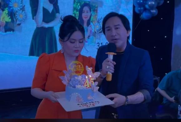 Nghệ sĩ Kim Tử Long tổ chức sinh nhật cho bà xã. Ảnh internet Nghệ sĩ Kim Tử Long tổ chức sinh nhật cho bà xã. Ảnh internet