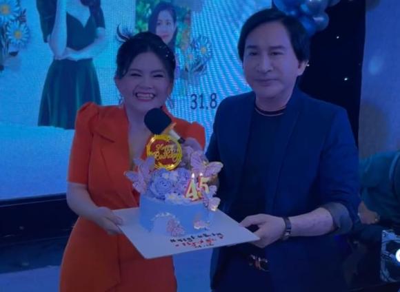 Trinh Trinh vui vẻ bên ông xã Kim Tử Long mặc tin đồn không hay. Ảnh internet Trinh Trinh vui vẻ bên ông xã Kim Tử Long mặc tin đồn không hay. Ảnh internet