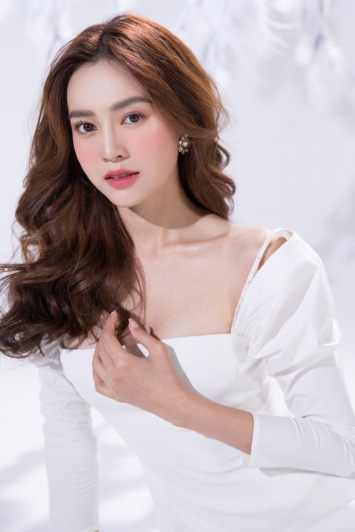 Ninh Dương Lan Ngọc hành xử văn minh khi đàn em trong nghề bị fan ngó lơ - Ảnh 1 Ninh Dương Lan Ngọc hành xử văn minh khi đàn em trong nghề bị fan ngó lơ - Ảnh 1