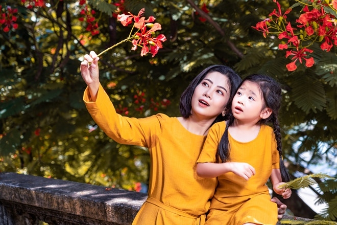 Bé Lavie bên cố diễn viên Mai Phương. Cô bé sở hữu nhiều nét đẹp giống nữ diễn viên lúc sinh thời. Ảnh internet Bé Lavie bên cố diễn viên Mai Phương. Cô bé sở hữu nhiều nét đẹp giống nữ diễn viên lúc sinh thời. Ảnh internet