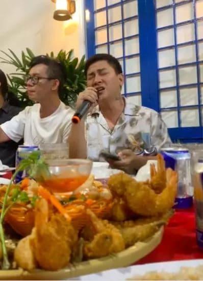 Ảnh chụp lén Hoài Lâm trên bàn nhậu lộ rõ ngoại hình 'phát tướng'. Ảnh internet