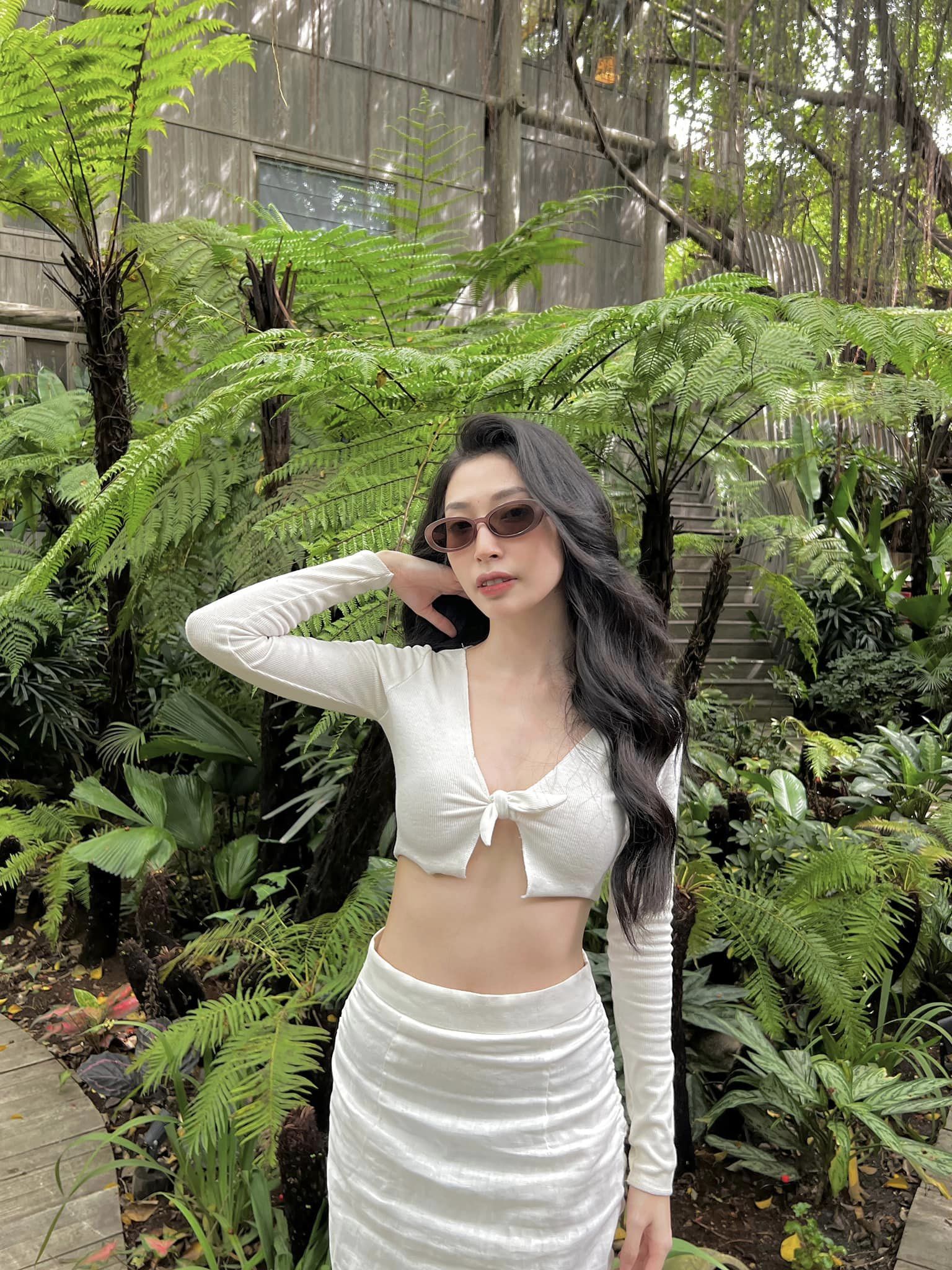 Chia tay Ngô Kiến Huy, Khổng Tú Quỳnh ngày càng phóng khoáng với thời trang kiệm vải - Ảnh 1 Chia tay Ngô Kiến Huy, Khổng Tú Quỳnh ngày càng phóng khoáng với thời trang kiệm vải - Ảnh 1