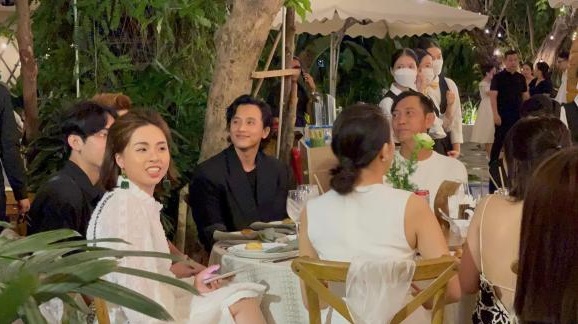 Bạn trai tin đồn của Mỹ Tâm diện vest bảnh bao nhưng mất điểm vì mái tóc ướt. Ảnh internet