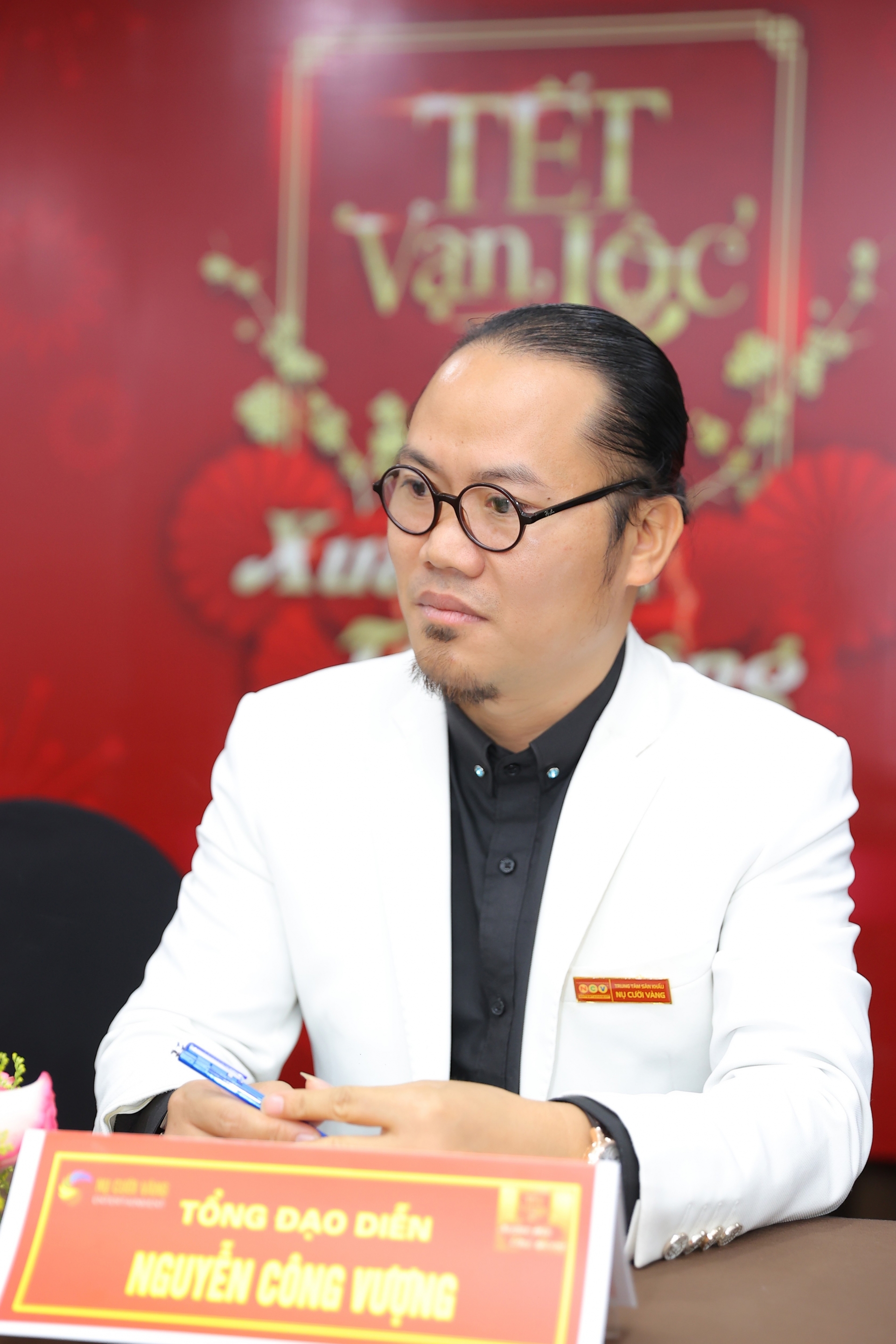 Tổng đạo diễn Nguyễn Công Vượng đã mời 4 bố con danh ca Chế Linh tham gia chương trình Tết do mình sản xuất.