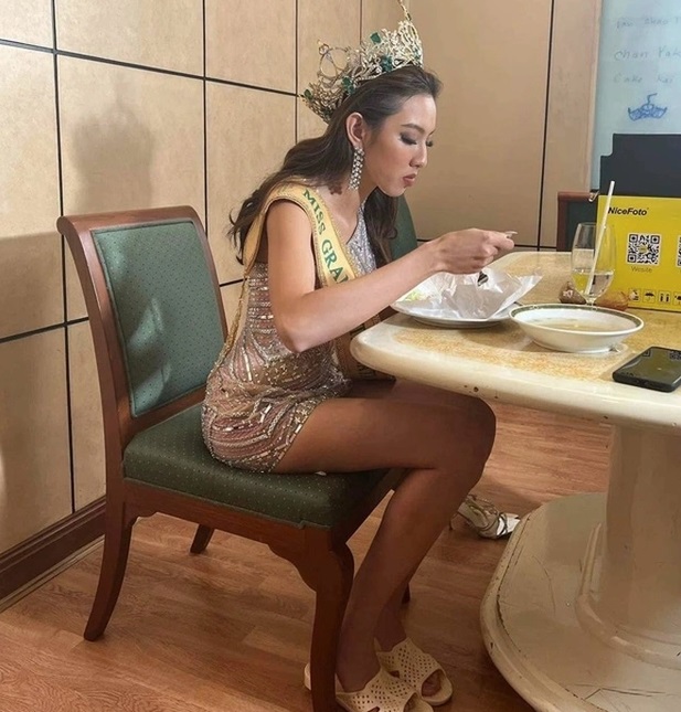 Hoa hậu Thùy Tiên giản dị và chẳng ngại ăn vội để kịp lịch trình. Ảnh internet