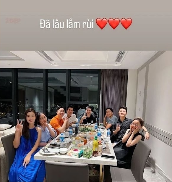 Đỗ Mỹ Linh bên gia đình chồng tương lai. Ảnh internet