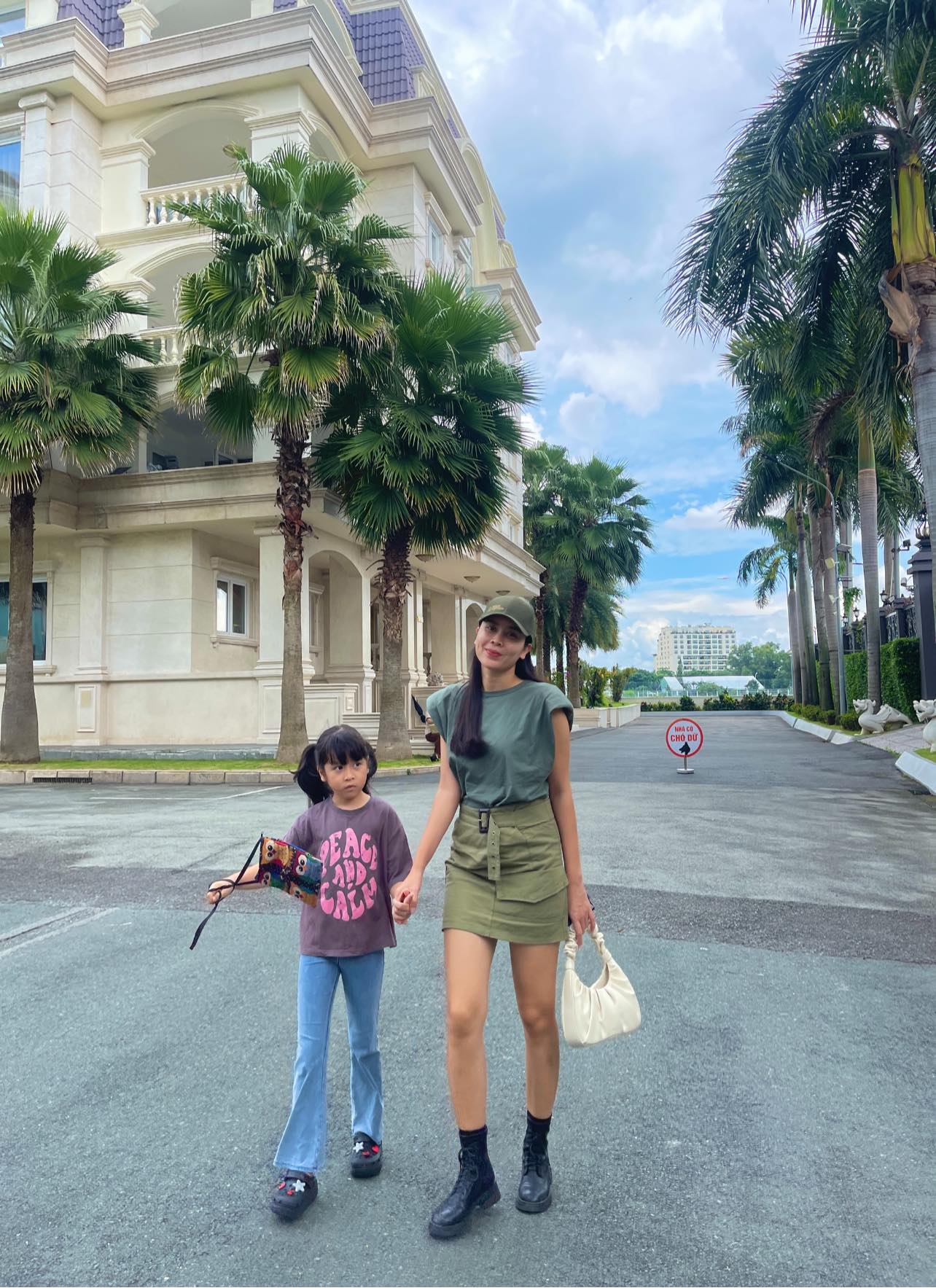 Lưu Hương Giang xinh đẹp bên con gái. Ảnh internet