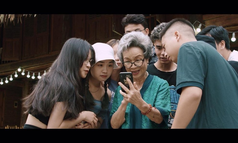 Tạo hình trẻ trung, hiện đại của nghệ sĩ Tuyết Liên trong phim Thông gia ngõ hẹp.