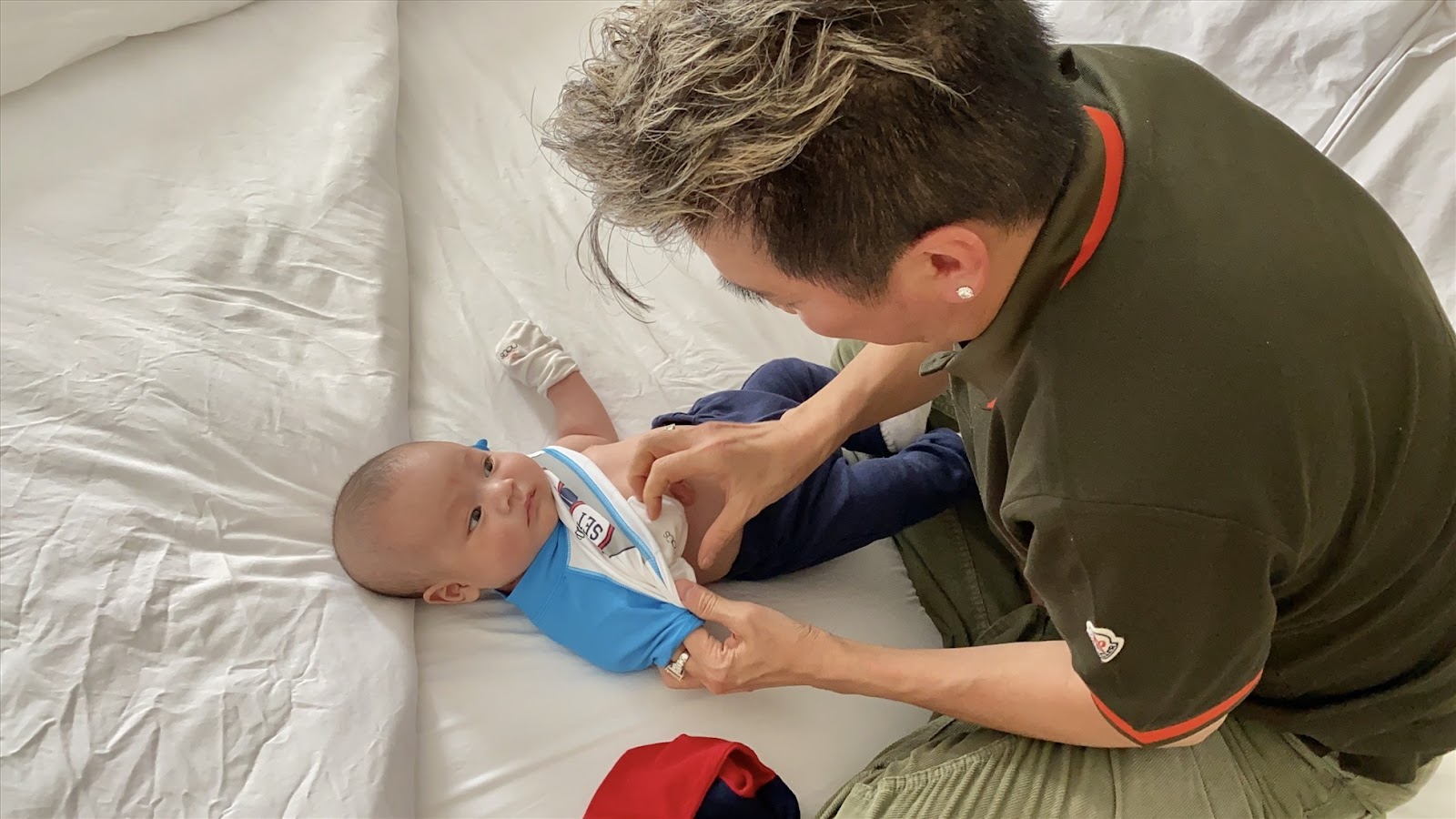 Đàm Vĩnh Hưng tự tay chăm sóc con trai nhỏ. Ảnh internet