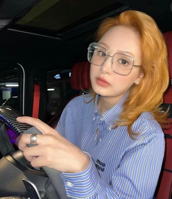 Hiền Hồ thay đổi diện mạo để tóc dài, nhuộm vàng rực rỡ. Ảnh internet