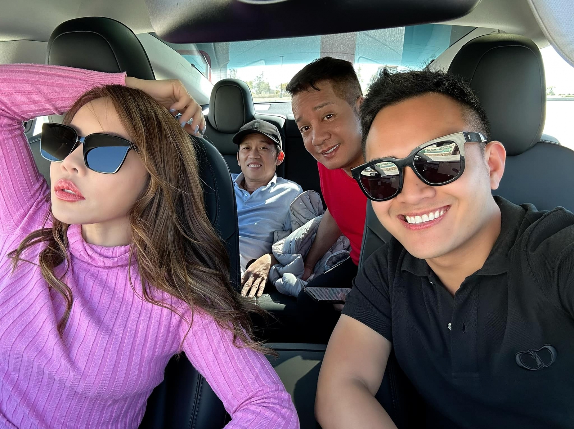 Hoài Linh quay trở lại Mỹ, tất bật chạy show cùng nhiều đồng nghiệp. Ảnh internet